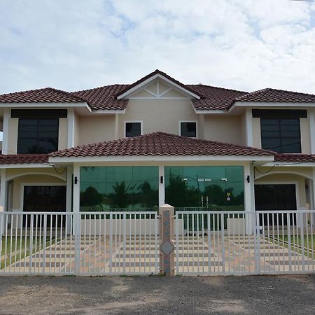 Отель The Baiti Bandar Tun Razak Экстерьер фото